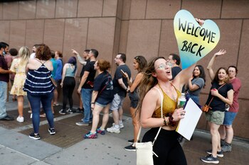 Las restricciones en Nueva York permanecen vigentes en los lugares de eventos interiores a gran escala (más de 5.000 asistentes) (REUTERS)