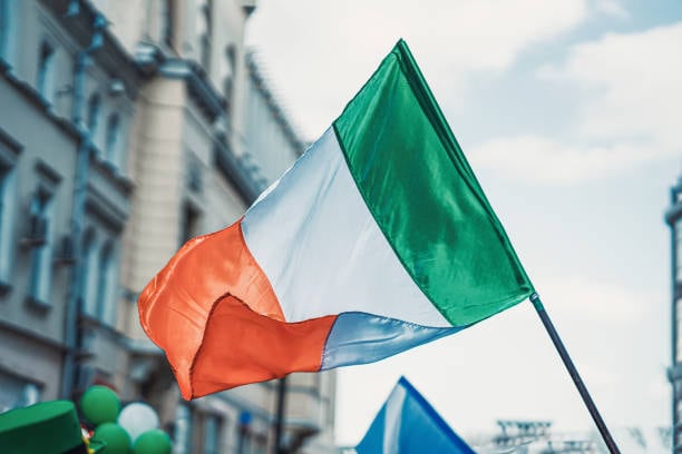 La bandera irlandesa, presente. (iStock)