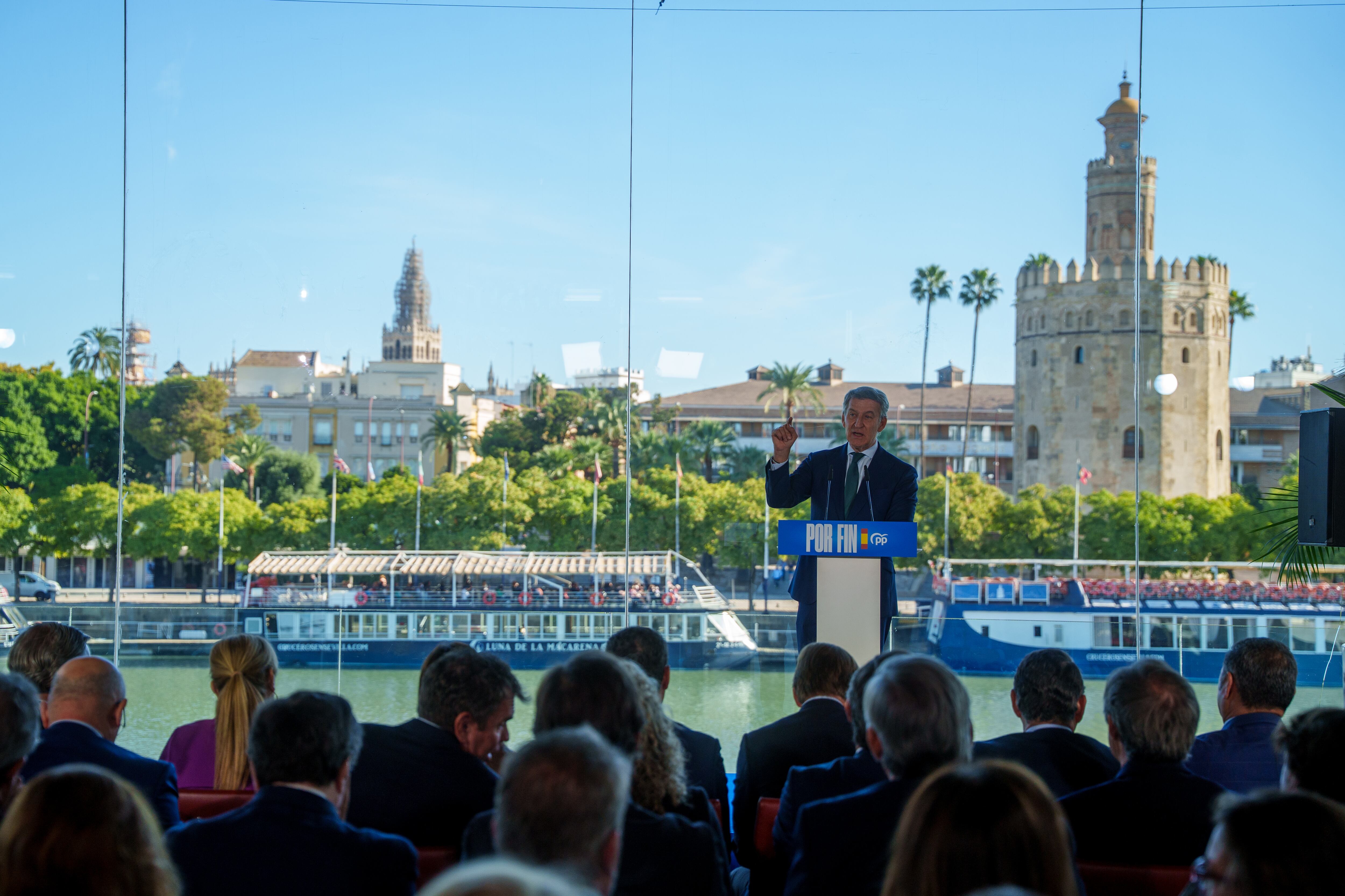El presidente del PP, Alberto Núñez Feijóo, interviene en el acto público de precampaña sobre vivienda celebrado en Sevilla. (Francisco J. Olmo / Europa Press)