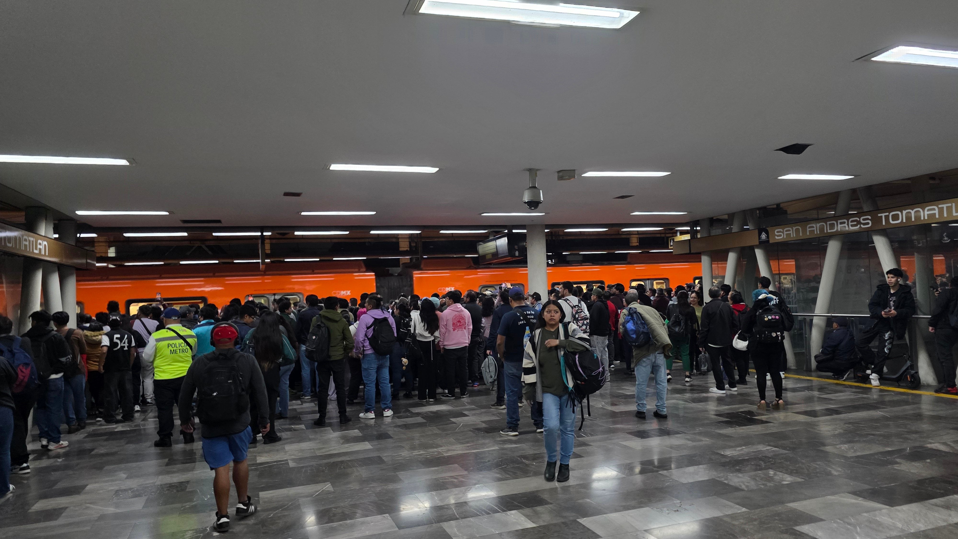 ¿Qué está pasando en el Metro y Metrobús hoy 30 de octubre? Línea B con retrasos por objeto en vías