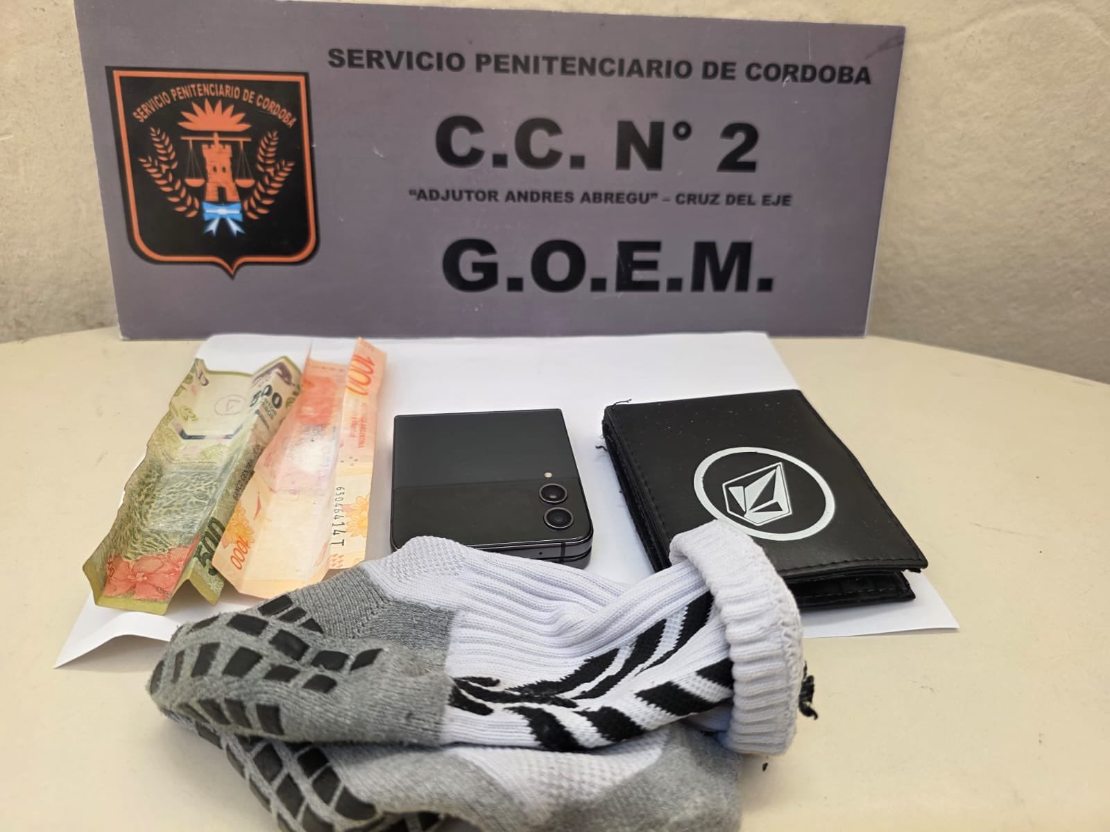 El celular plegable y los billetes con rastros de cocaína fueron secuestrados