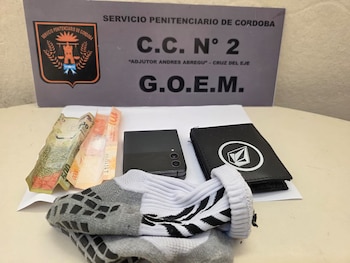El celular plegable y los billetes con rastros de cocaína fueron secuestrados