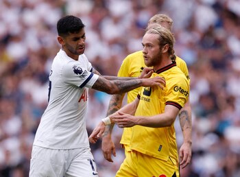 El Cuti lentamente escala entre