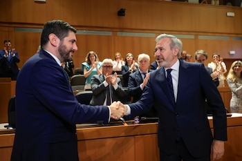 El presidente del PP de Aragón, Jorge Azcón (d) es felicitado por el portavoz de Vox, Alejandro Nolasco Asensio tras ser reelegido presidente de Aragón. (EFE/ Javier Cebollada)