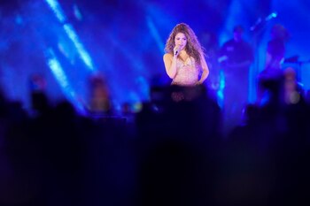 Shakira se presenta durante su