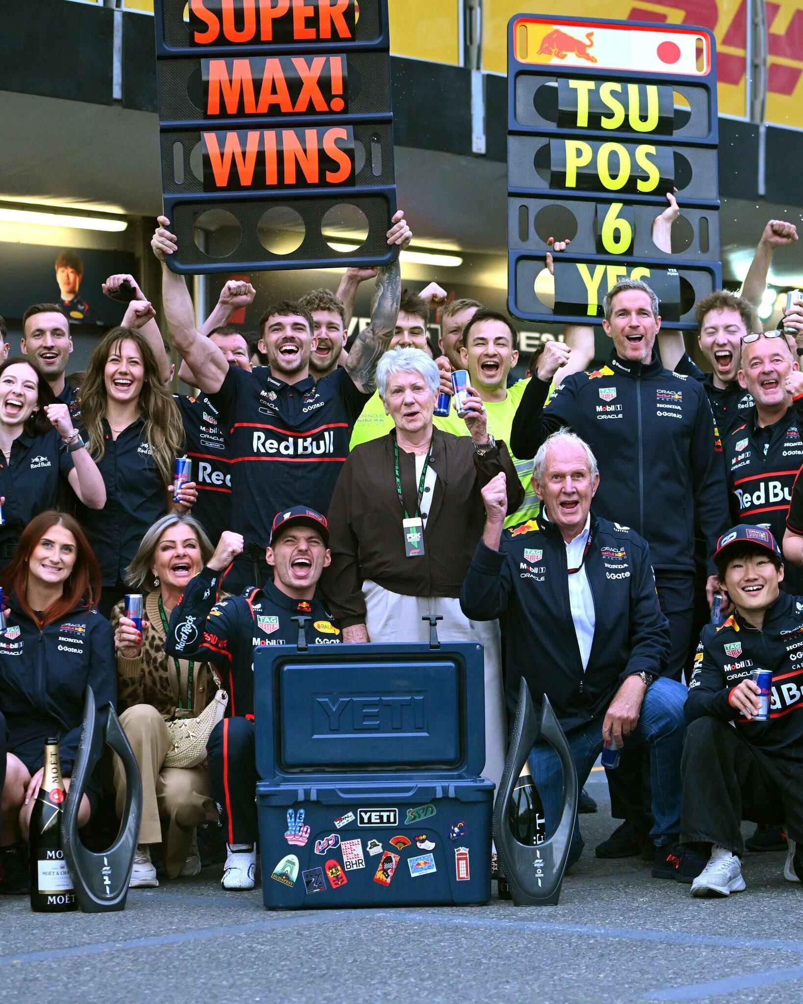 Festejando su triunfo en Azerbaiyán, donde fue acompañado por su abuela (@Max33Verstappen)