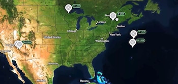 Mapa satelital de América del Norte con etiquetas de ciudades y pines blancos con códigos alfanuméricos sobre el territorio y el océano