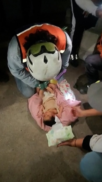 El rescate de un bebé recién nacido entre los escombros en Venezuela capturas