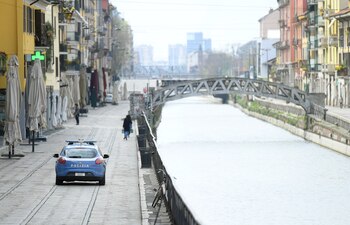 Un vehículo policial patrulla por