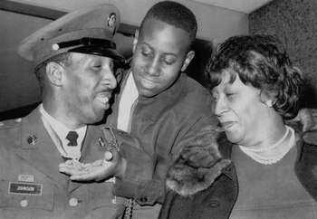 Skip Johnson, a la izquierda, con su hermano y su madre en Detroit después de ganar la Medalla de Honor en 1968.