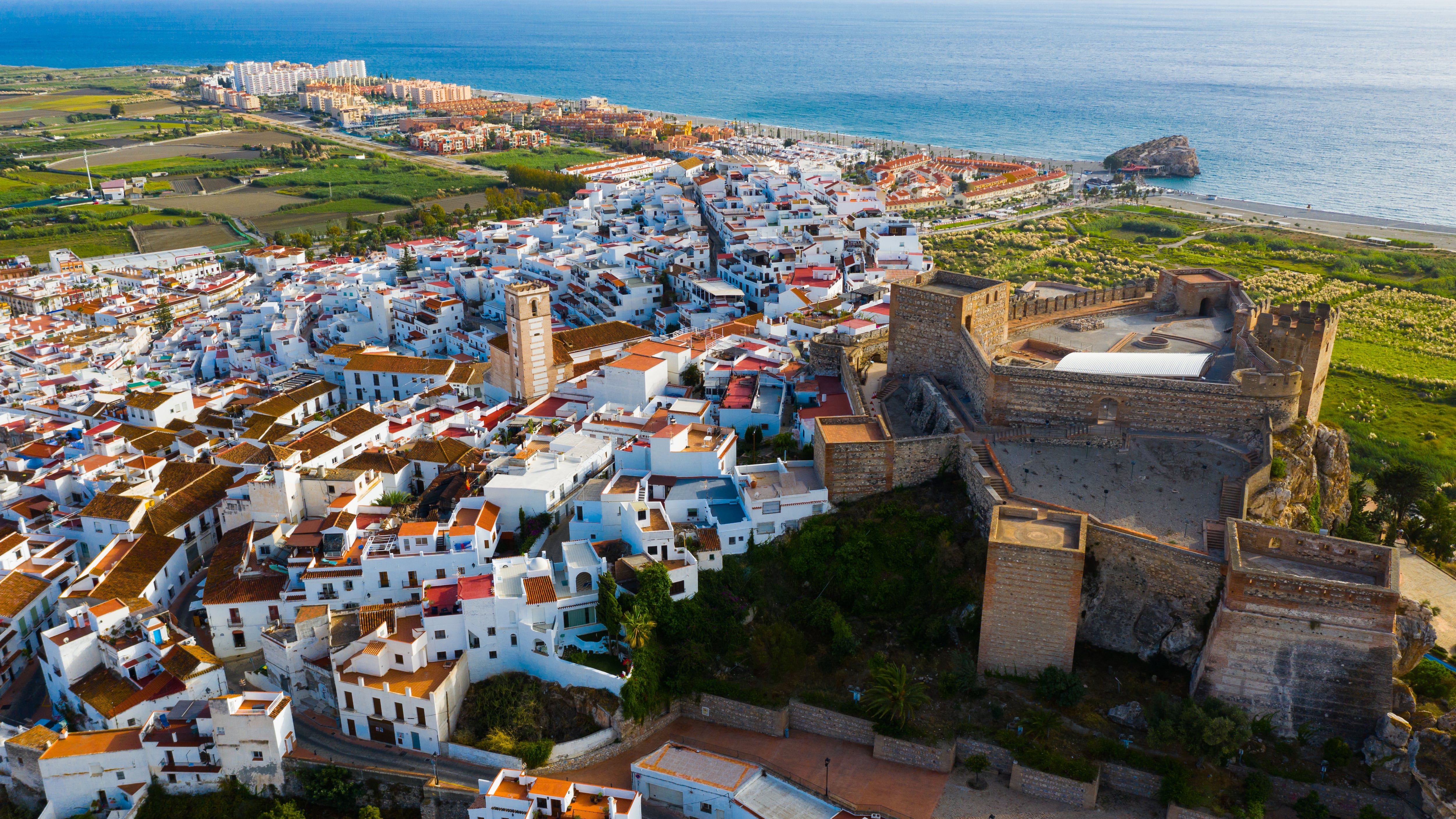 Granada también presume de playa: castillo, Bandera Azul y sabor local