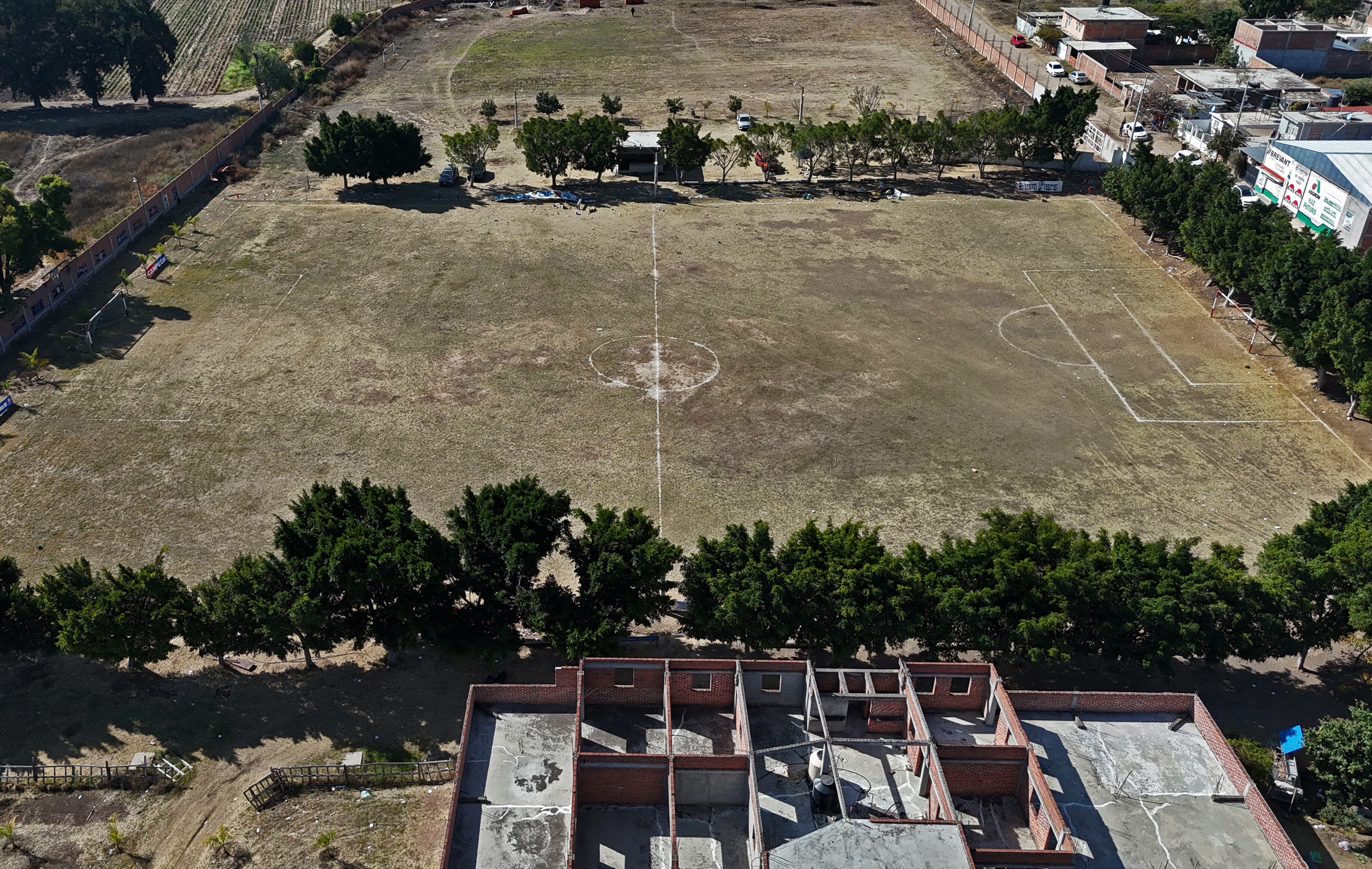 Esta vista aérea muestra el campo de fútbol donde al menos 11 personas murieron y 12 más resultaron heridas durante un ataque ocurrido la víspera en Salamanca, Guanajuato, México, el 26 de enero de 2026. Guanajuato es un próspero centro industrial y alberga varios destinos turísticos populares, pero también sigue siendo el estado más mortífero del país debido a las disputas territoriales entre bandas, según las estadísticas oficiales de homicidios. (Foto de Mario Armas / AFP)