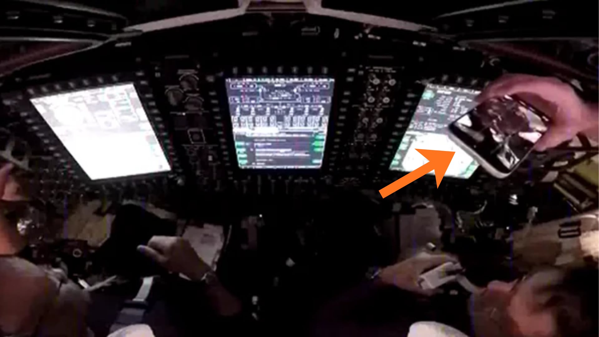 Cada tripulante lleva un smartphone sujeto con velcro y sin acceso a internet, combinando innovación y prevención para registrar la vida a bordo y ofrecer una mirada inédita de la exploración lunar - (Composición/Reuters)