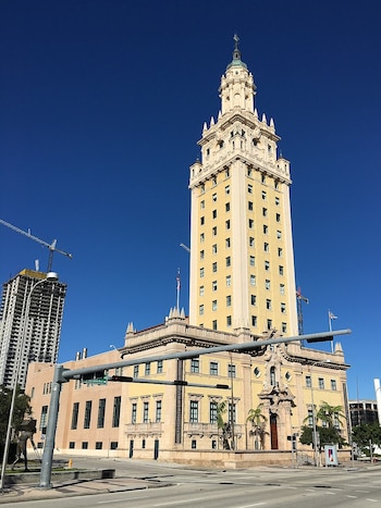 La Freedom Tower fue elegida como sede por su valor histórico en Miami y por su vínculo con la experiencia migratoria de miles de familias (Wikipedia)