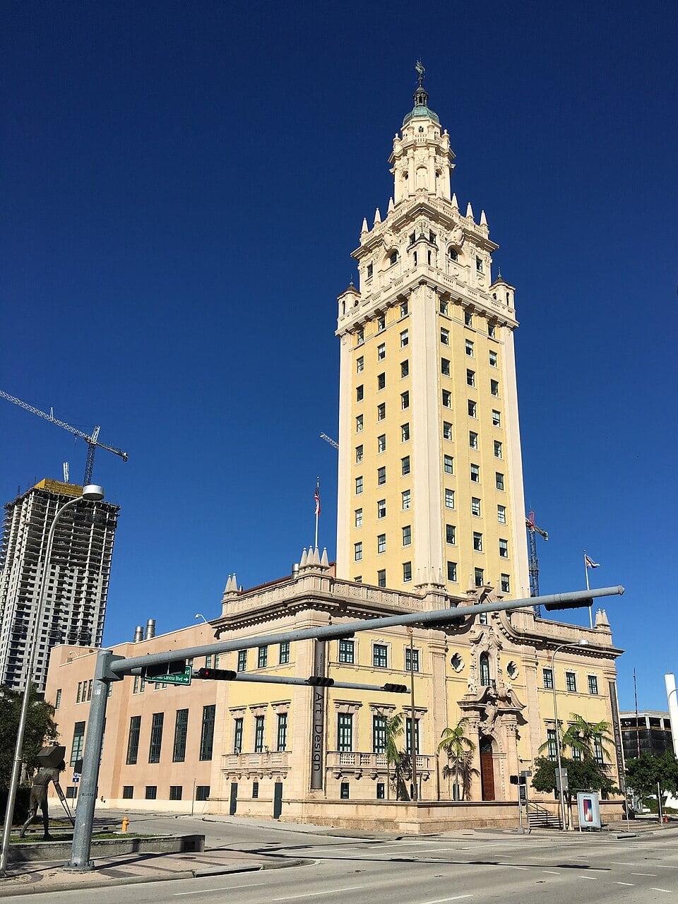 La Freedom Tower fue elegida como sede por su valor histórico en Miami y por su vínculo con la experiencia migratoria de miles de familias (Wikipedia)