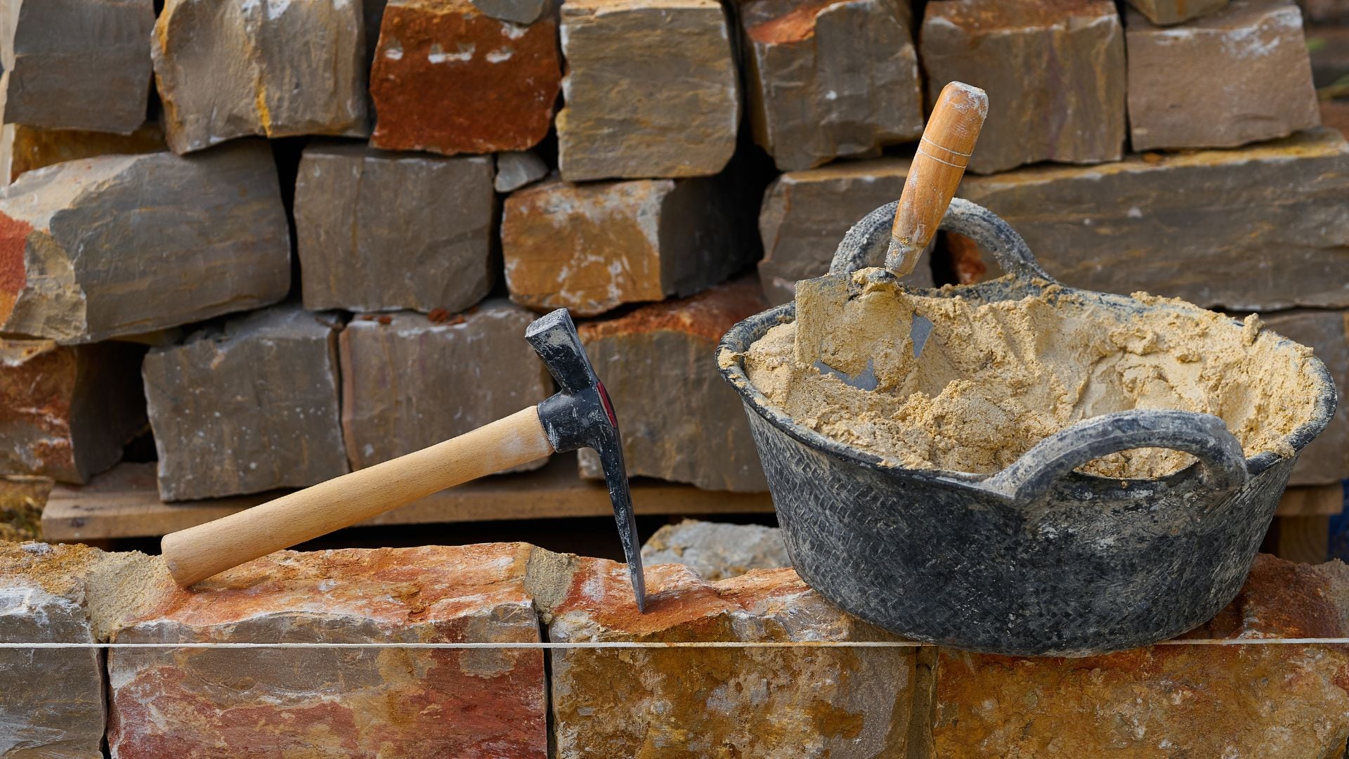 El ítem de albañilería, que representa el 34,7% de la ponderación total del índice por obra, experimentó un alza del 2,8% en el primer mes del año. (Canva)