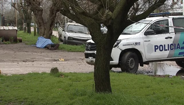 La víctima fue identificada como Alberto Rodríguez, de 68 años, cuyo cuerpo presentaba heridas de arma de fuego y golpes