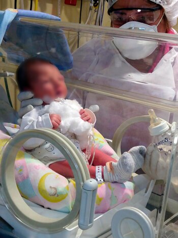 Kaia duerme en una incubadora