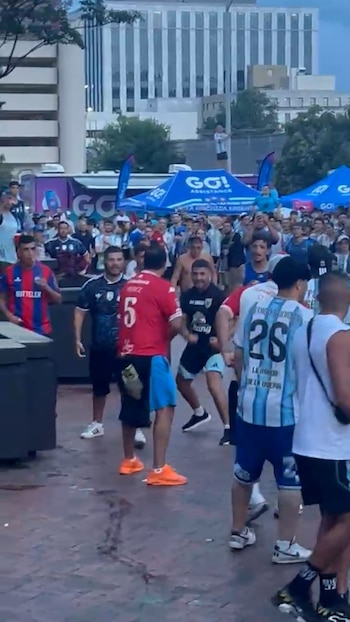 Pelea barras de San Lorenzo y Huracán