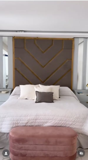 Así quedó la zona de la cama: espejos a los costados, cabecera y un piecero rosa viejo