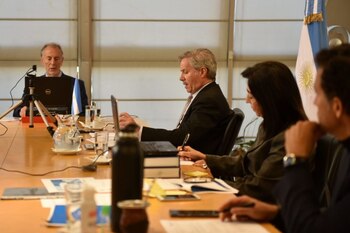 El canciller Felipe Solá, junto