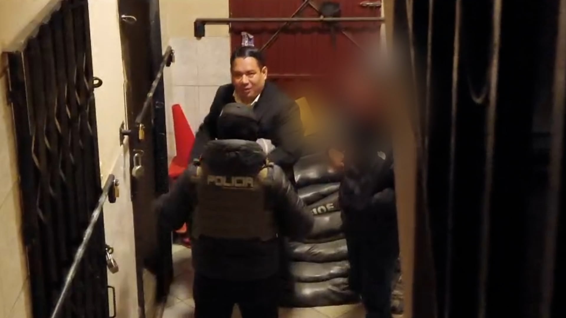 Roger Mariaca, el exfiscal general de Bolivia, tras ser detenido por la policía. Captura de video.