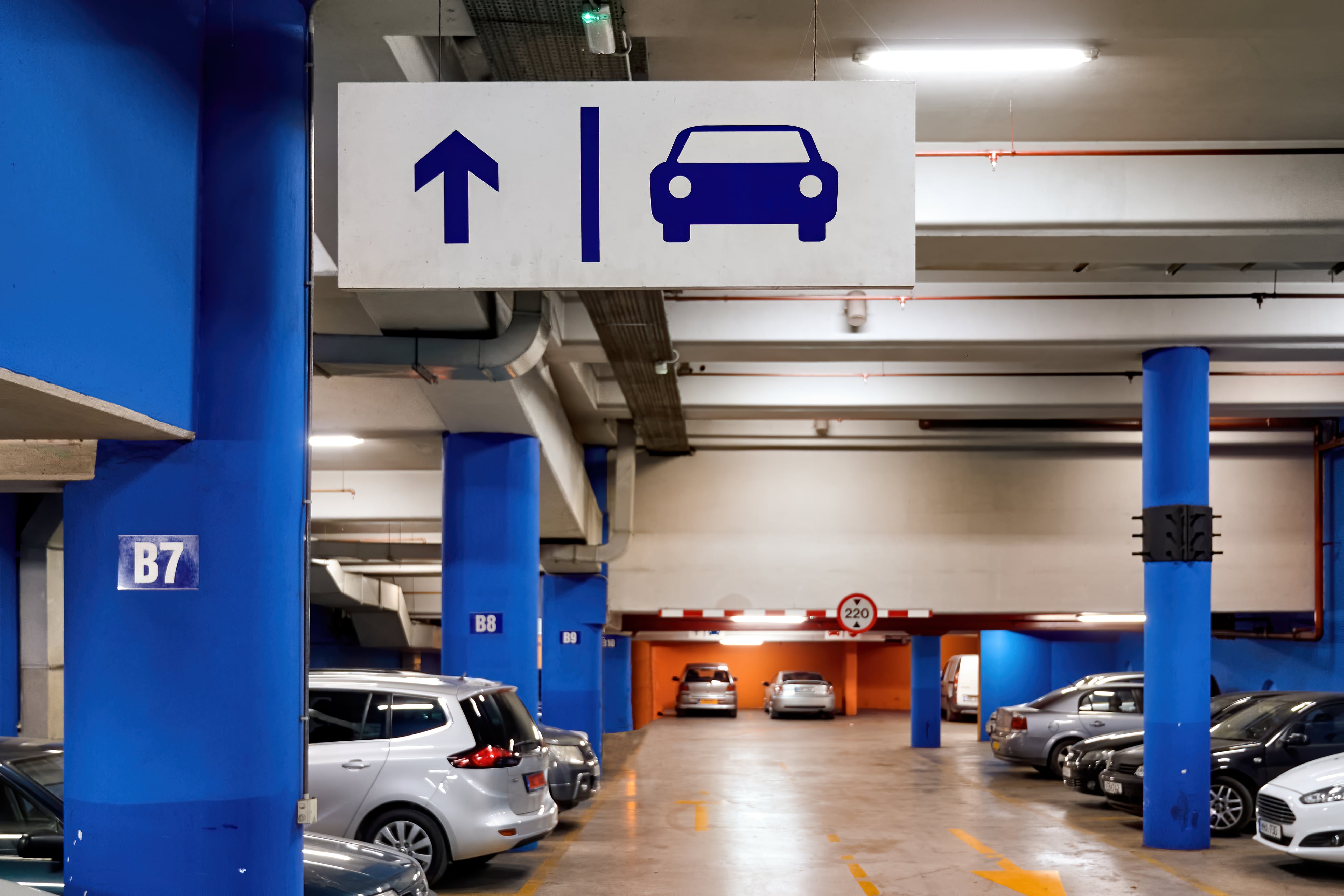 El fallo concluyó que el demandante no probó que la Ford Ranger hubiera estado en el estacionamiento del comercio ni que fuera sustraída dentro del predio. (Foto de archivo: Freepik)