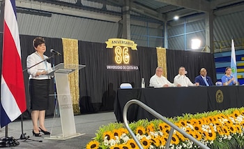 La entrega del reconocimiento se realizó durante la sesión solemne del Consejo Universitario, celebrada en la Sede del Caribe de la UCR, en Limón. Crédito: TSE