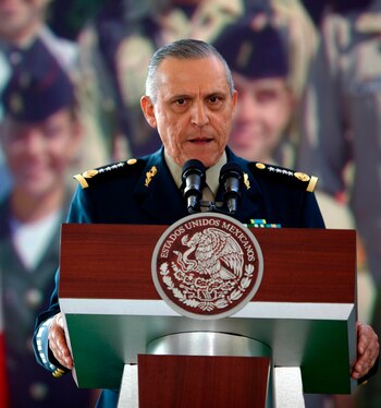 Estuvo al frente de la Sedena entre 2012 y 2018, de 2015 a 2017 habría beneficiado a un remanente de los Beltrán Leyva (Foto: EFE/José Méndez)
