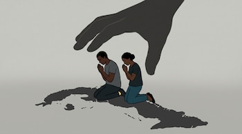 Ilustración de un hombre y una mujer rezando arrodillados sobre la silueta del mapa de Cuba bajo la sombra de una mano.
