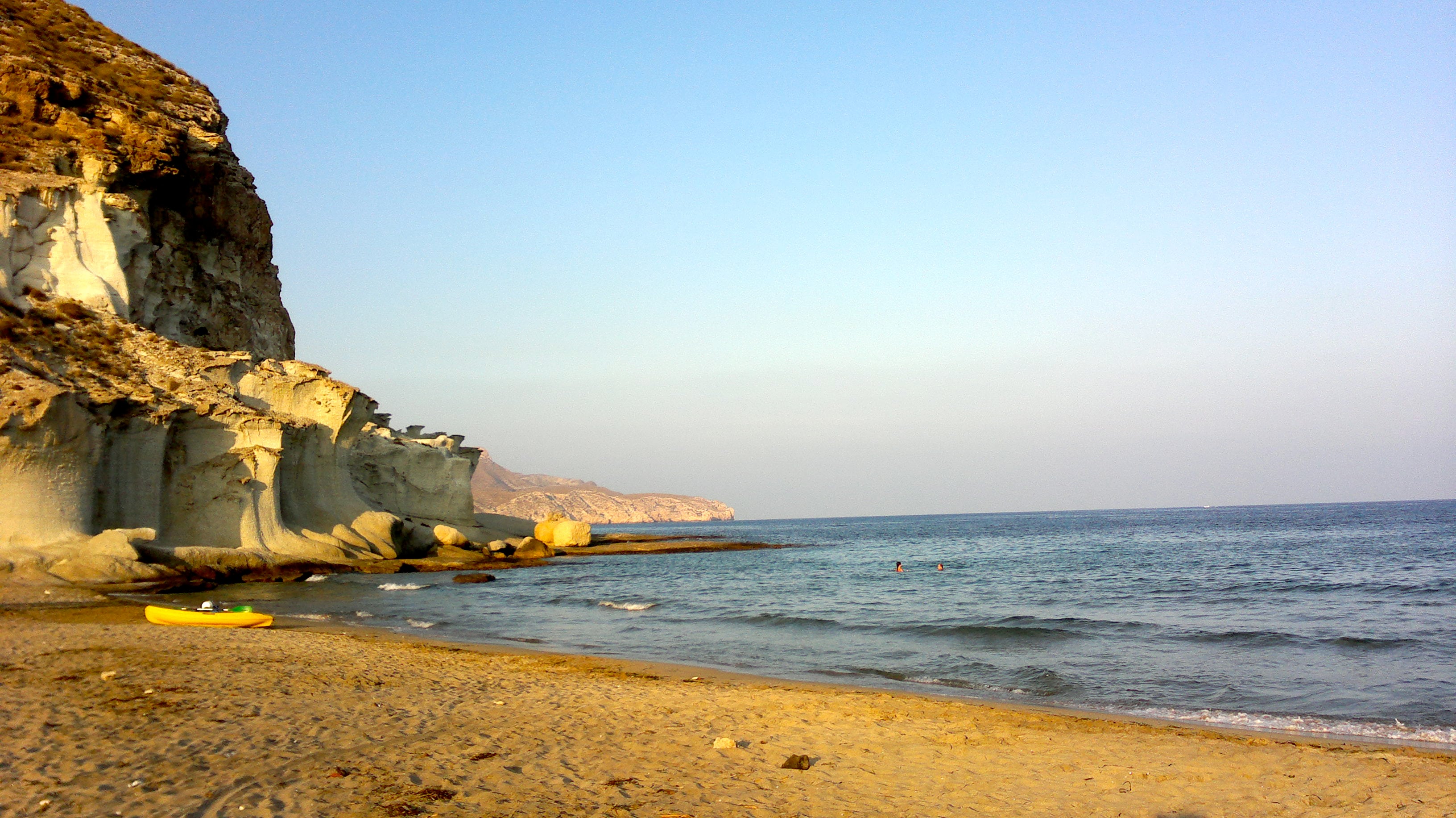 El silencio y la ausencia de servicios garantizan una experiencia natural y tranquila en Cala de Enmedio (Wikipedia - Bo2s)