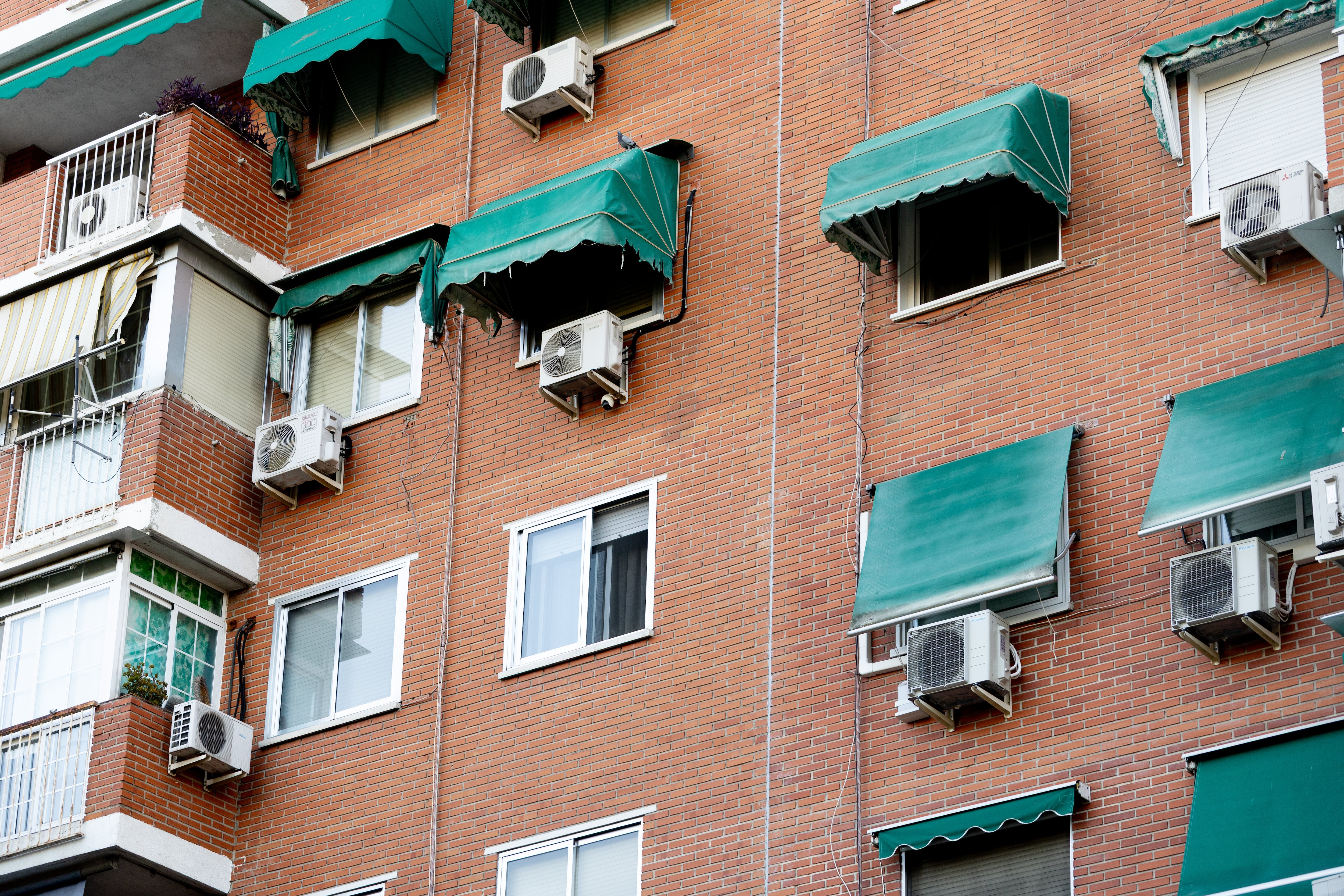 Varios aires acondicionados en una fachada de un edificio de viviendas en Madrid (Eduardo Parra / Europa Press)