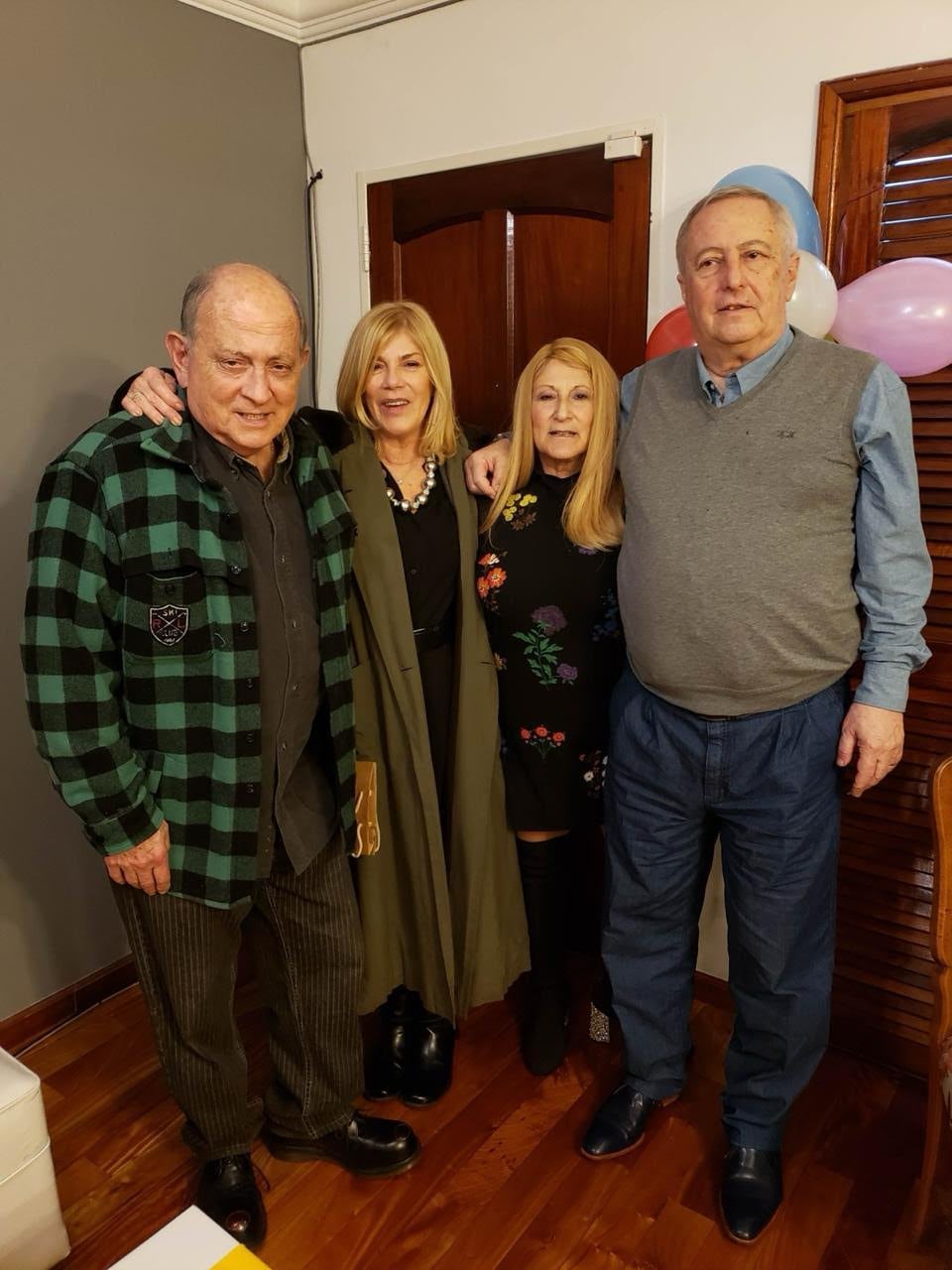 Samuel Chiche Gelblung junto a su mujer, Cristina Seoane, su hermana Olga Gelblung y su marido Ricardo