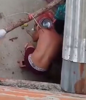 Imágenes captadas en Betania muestran a un hombre golpeando brutalmente a una perrita, hecho que culminó con la muerte del animal - crédito @ColombiaOscura / X