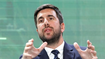 La vida personal de Enrique Riquelme, el empresario que quiere dirigir el Real Madrid: novia ingeniera, una fortuna de mil millones de euros y enamorado del golf