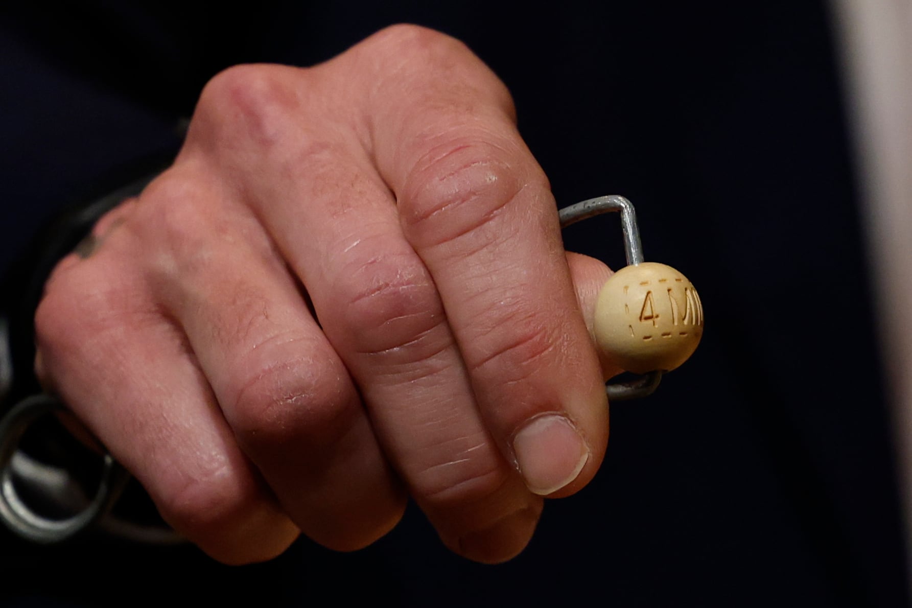 Vista de una de las bolas con el premio de 4 millones de euros durante los preparativos para el inicio del Sorteo Extraordinario de Navidad. (EFE/Chema Moya)