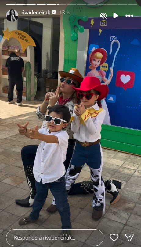 Korina Rivadeneira posa junto a sus hijos luciendo atuendos vaqueros durante la celebración de cumpleaños de la niña.
