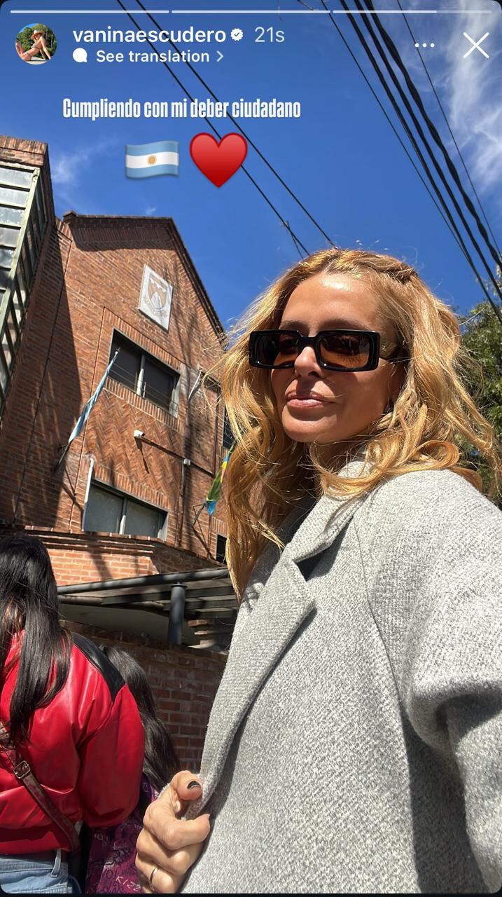 Vanina Escudero se fotografió a las afueras del colegio donde emitió su voto (Instagram)