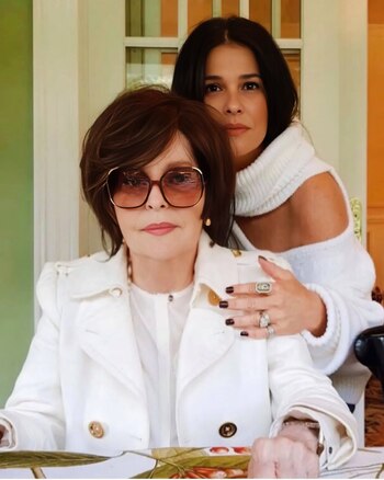 En redes sociales, Debayle rara vez comparte imágenes o menciones relacionadas con su progenitora.