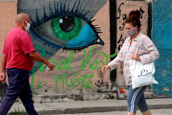 Dos personas caminan por una