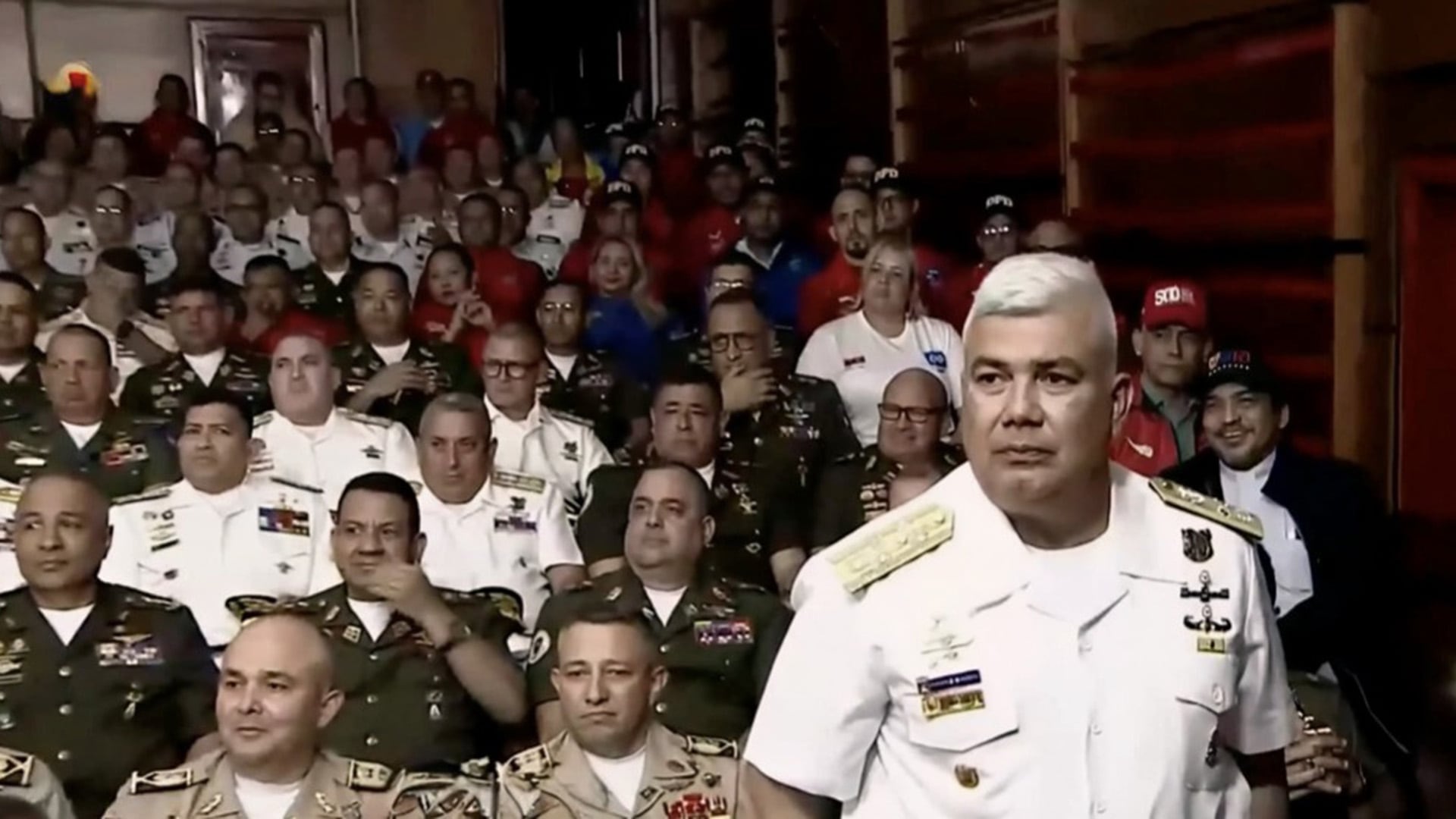 Los altos oficiales vestían sus respectivos uniformes