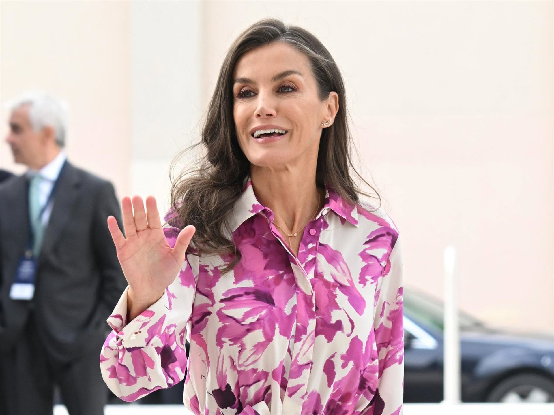 16/09/2026 La Reina Letizia recupera uno de sus vestidos más primaverales para presidir el homenaje a la Enfermería.
La Reina Letizia ha vuelto a demostrar que no siempre es necesario estrenar para acertar con un estilismo. En plena vuelta a la actividad institucional tras el verano, la monarca ha recuperado de su armario un conocido vestido floral de Carolina Herrera para presidir este miércoles la II Jornada de Homenaje a la Enfermería, celebrada en la sede del diario La Razón en Madrid.
POLITICA EUROPA ESPAÑA SOCIEDAD