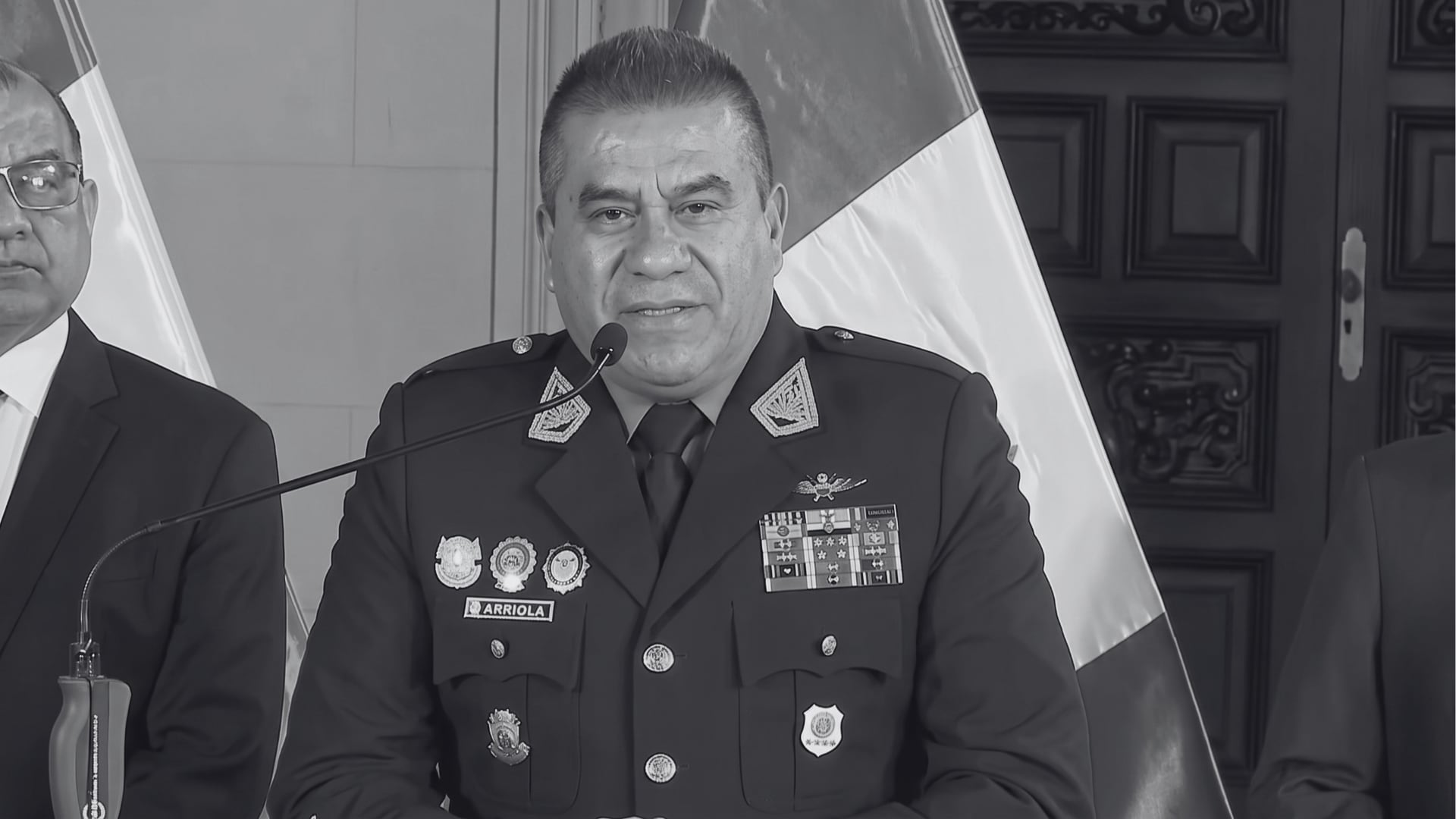 El general Óscar Arriola ofrece declaraciones con uniforme galardonado tras anunciarse su relevo en la comandancia general de la Policía Nacional del Perú. (Tv Perú)