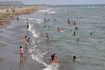 Los bañistas de la playa de Puerto Colombia habrían usado a un niño como excusa para, al parecer, inventar el hurto de una billetera - crédito Colprensa