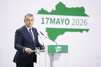 El consejero de Sanidad, Presidencia y Emergencias de la Junta de Andalucía, Antonio Sanz comparece para informar en el Centro de Difusión de Datos de las elecciones del 17M en el Pabellón de la Navegación en Sevilla. (Joaquín Corchero / Europa Press)