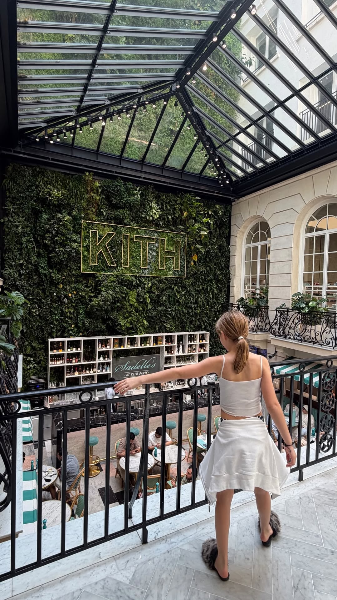 Una de las hijas de Wanda Nara en el interior de la tienda Kith París, frente al restaurante Sadelle's at Kith Paris