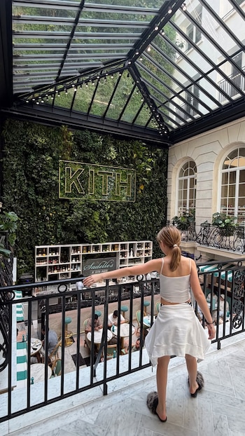 Una de las hijas de Wanda Nara en el interior de la tienda Kith París, frente al restaurante Sadelle's at Kith Paris