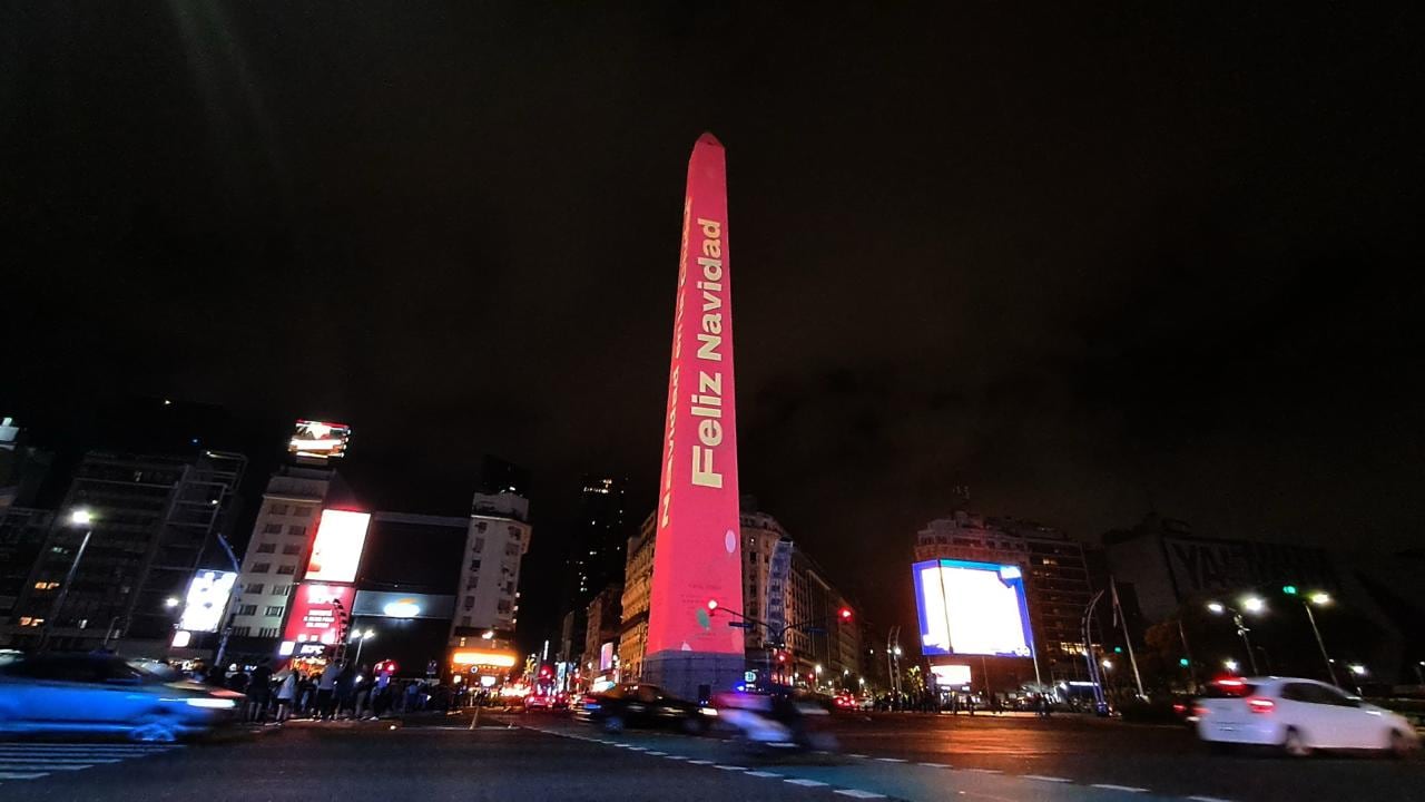 El mapping sobre el Obelisco acompaña espectáculos musicales y actividades interactivas abiertas al público durante la temporada festiva porteña