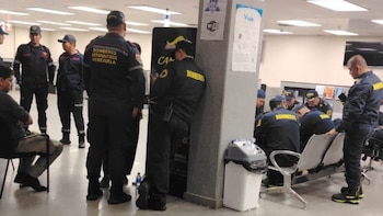 El grupo está integrado por 21 bomberos y un ingeniero, especializados en búsqueda y rescate de estructuras colapsadas. - crédito @FicoGutierrez/X
