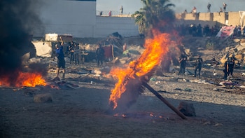 Crece la tensión en Ceuta: un centenar de personas trata de impedir el reparto de comida por parte de la Cruz Roja en la playa de El Trampolín